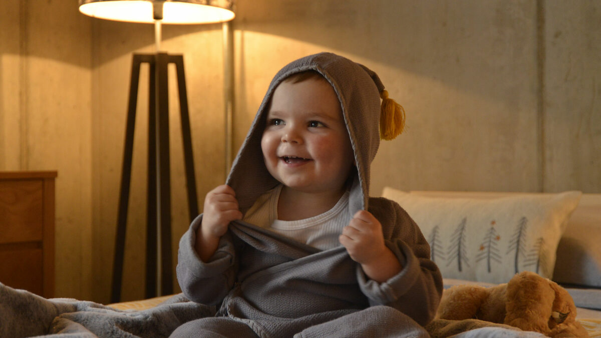 vinnie in grey hooded robe I1920