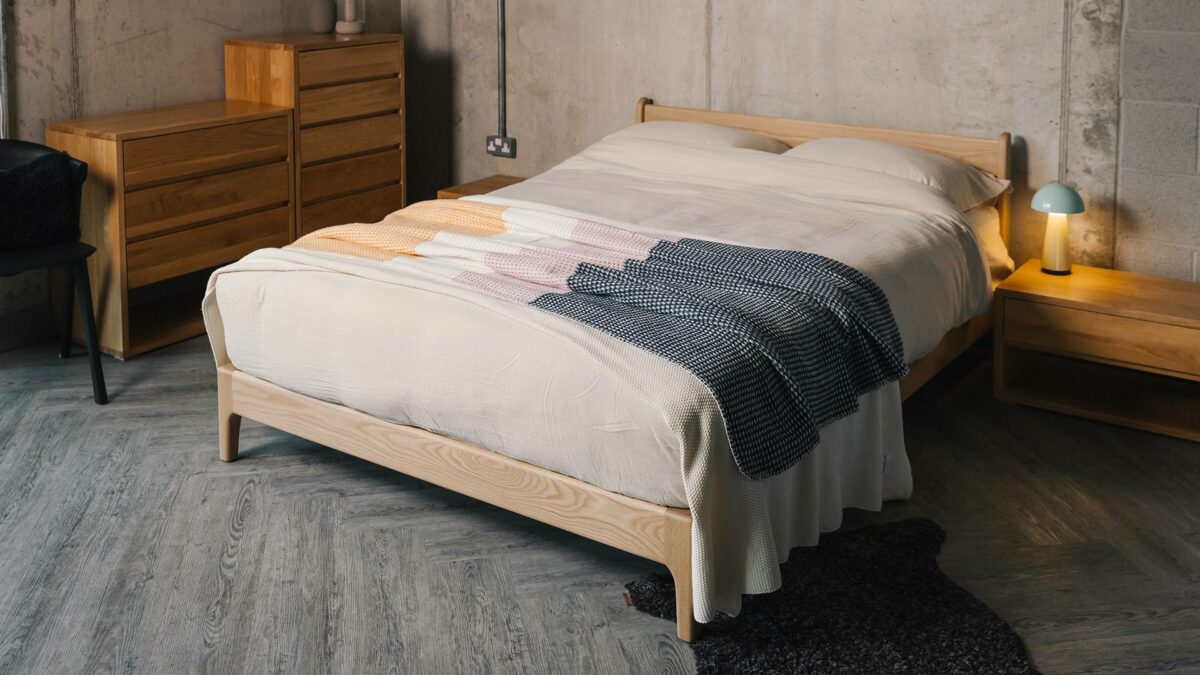 waffle thorw on oak low bed Pimlico