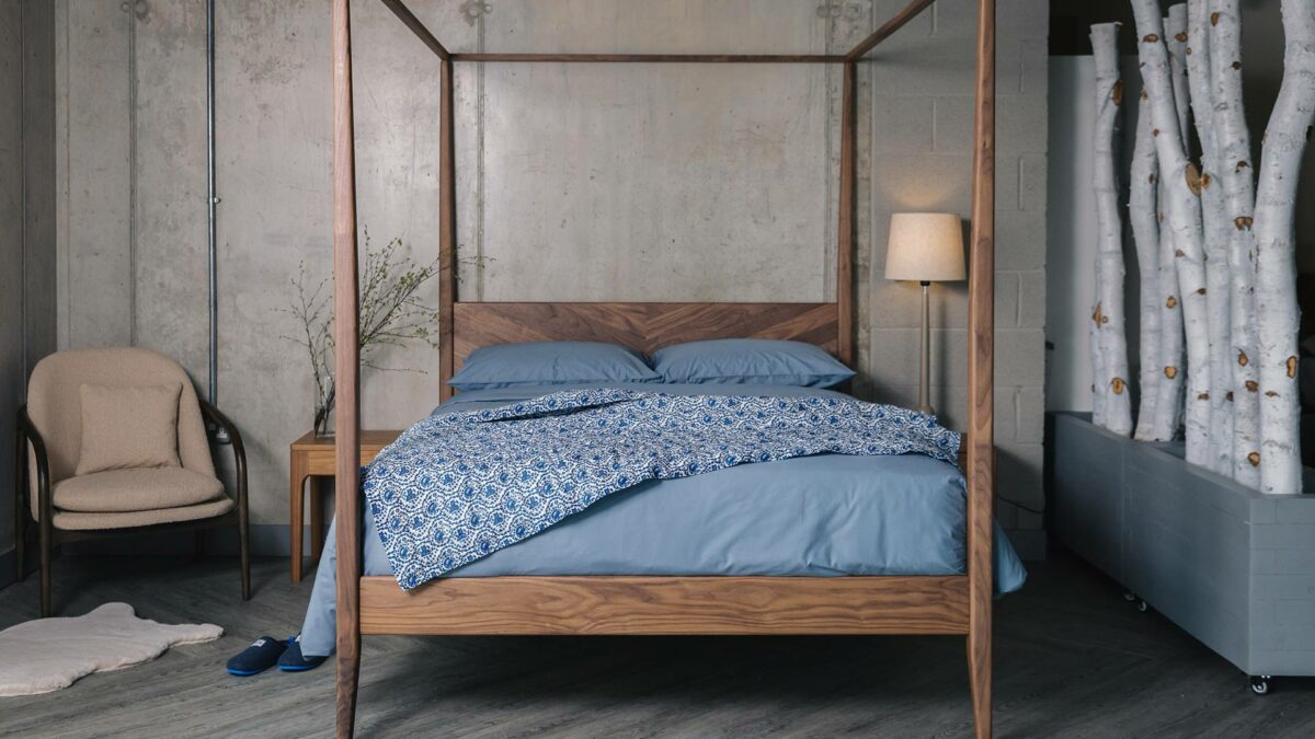 walnut 4 poster Harrow with blue bedding 1