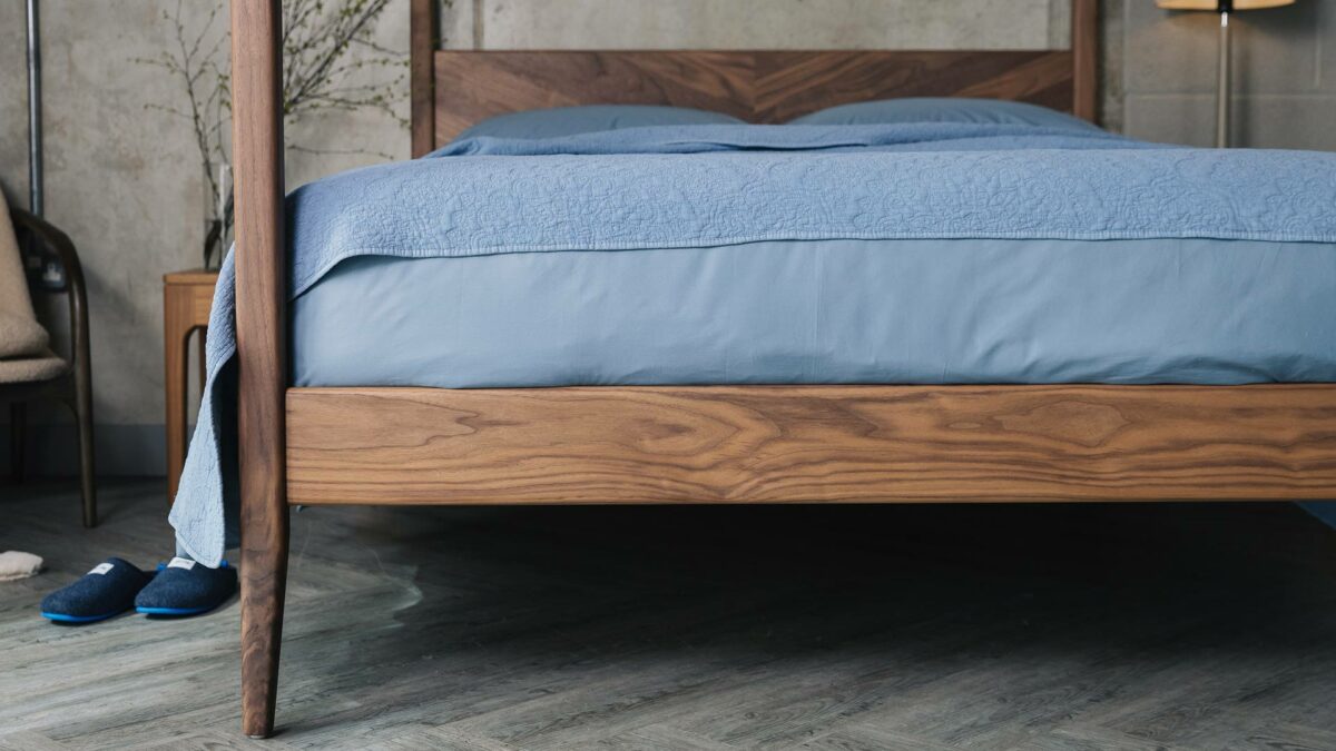 walnut Harrow 4 poster bed detail