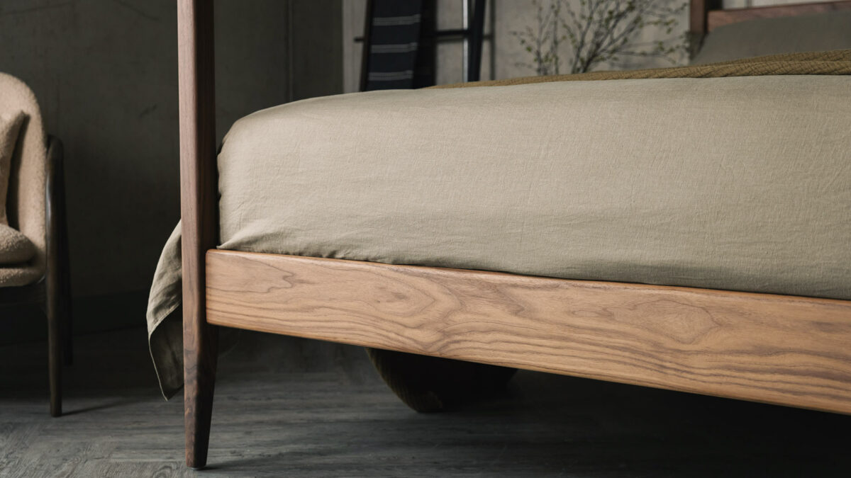 walnut Harrow 4 poster leg detail 1