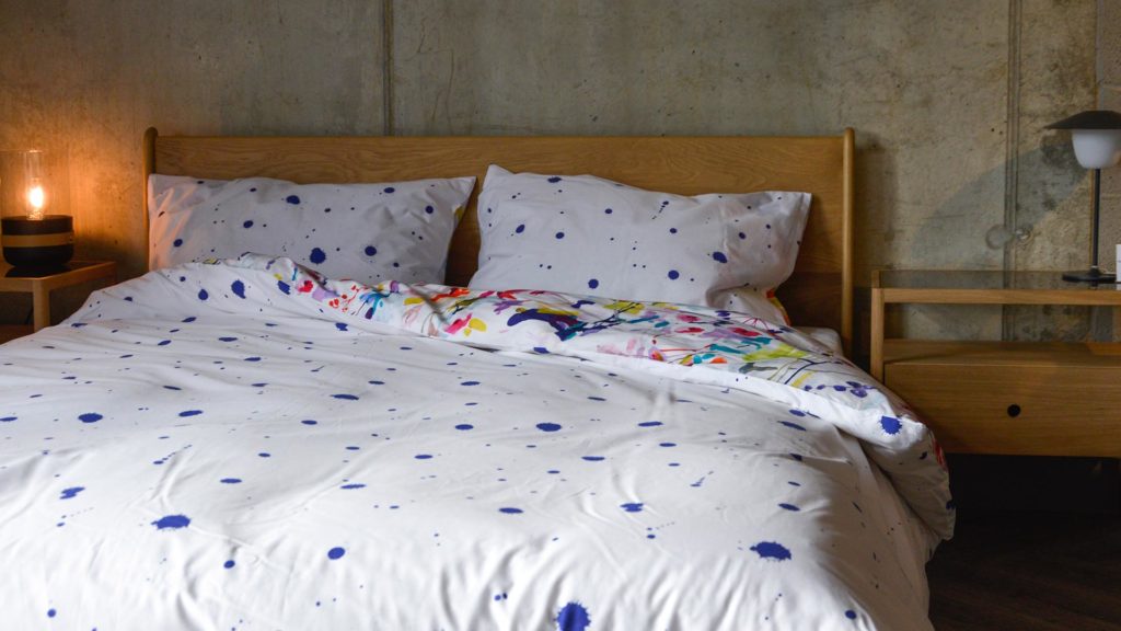 white-and-indigo-ink-splatter-print-duvet-set