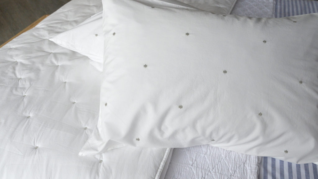 white-cotton-pillowcase-with-matching-quilt