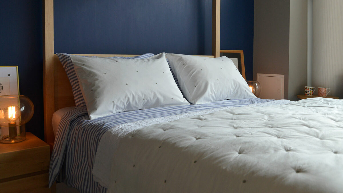 white-quilt-bedspread-with-matching-pillowcases