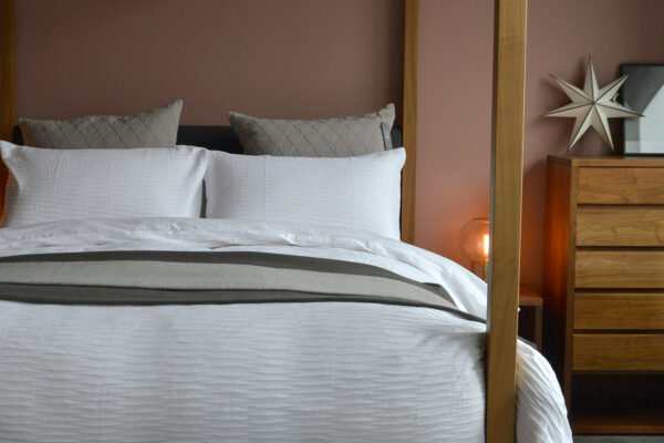 white ripple duvet-set on Highland wooden 4 poster bed