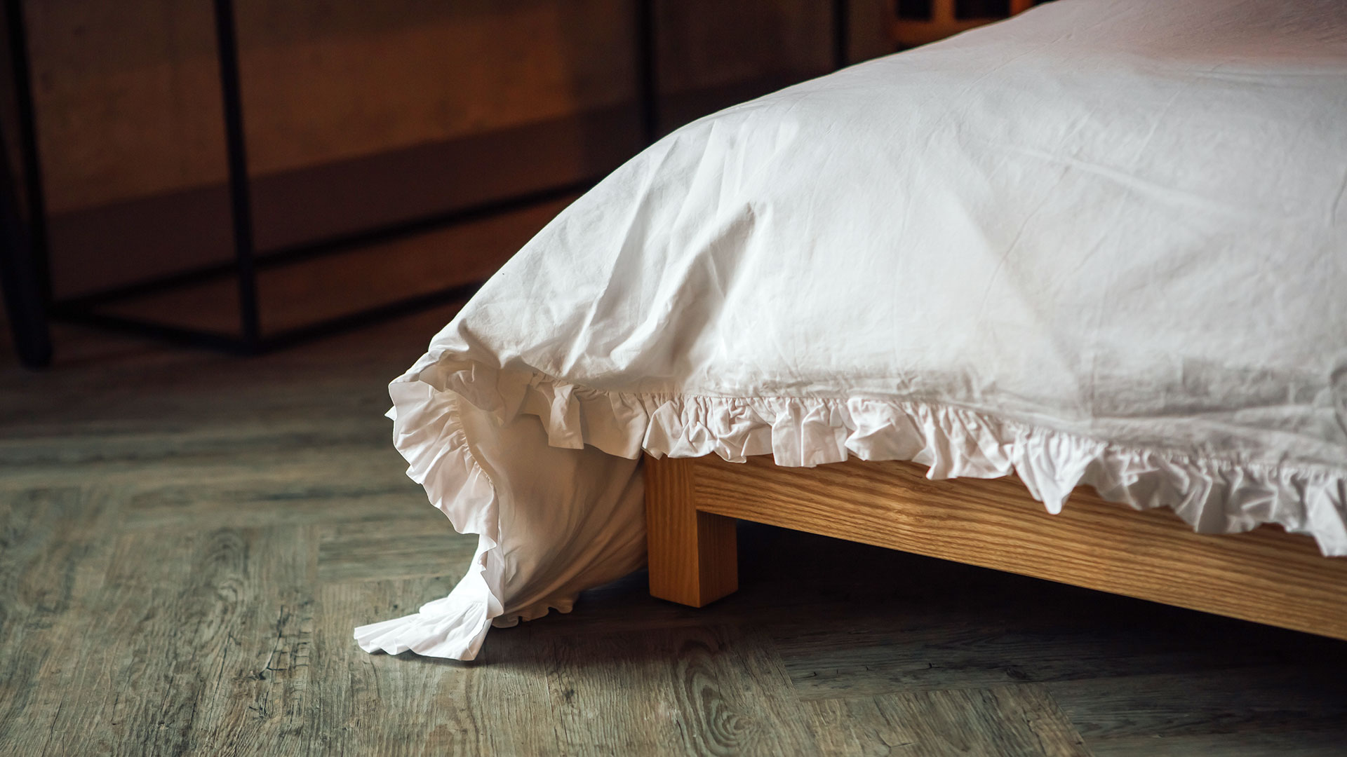 white-ruffle-cotton-bedding-close-up-corner