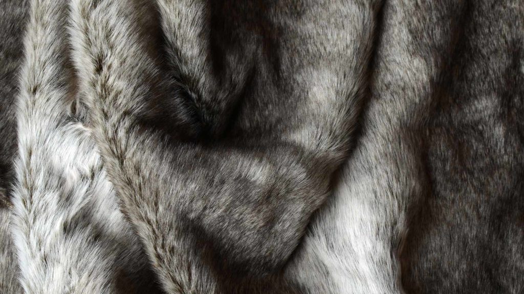 Original wolf-faux-fur-throw