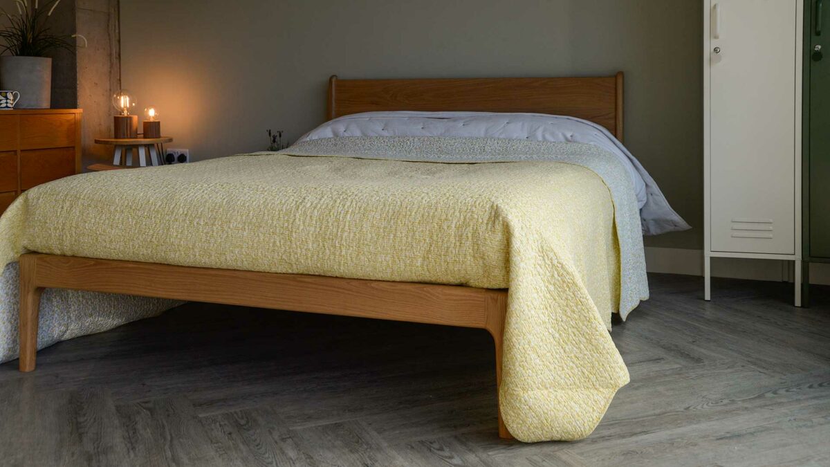 reversible bedspread in yellow and ivory